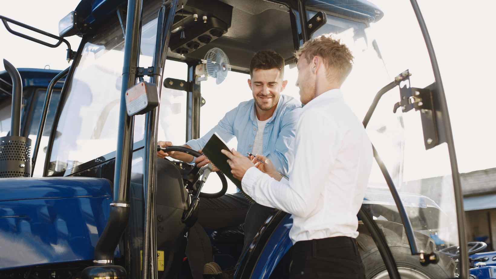 Lantbrukare i traktor får rådgivning kring investering och planering
